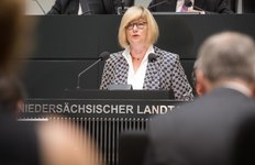 Justizministerin Antje Niewisch-Lennartz hält eine Rede im Landtag
