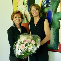 Ministerin Barbara Havliza überreicht Frau Stefanie Otte einen Blumenstrauß