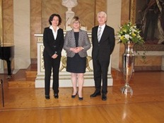 Justizministerin Niewisch-Lennartz (Mitte) mit der neuen Präsidentin des Landgerichts Göttingen, Gabriele Immen und ihrem in den Ruhestand verabschiedeten Amtsvorgänger Hans-Georg Haase