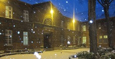 Justizvollzugsanstalt Lingen bei Nacht und es schneit
