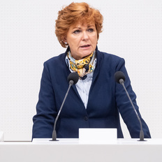 Justizministerin Havliza hält eine Rede im Landtag