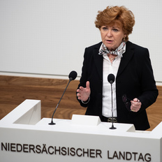 Justizministerin Barbara Havliza hält eine Rede im Niedersächsischen Landtag