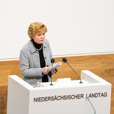 Justizministerin Barbara Havliza hält eine Rede im Landtag