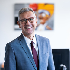 Dr. Smollich, Staatssekretär als Portraitaufnahme in seinem Büro