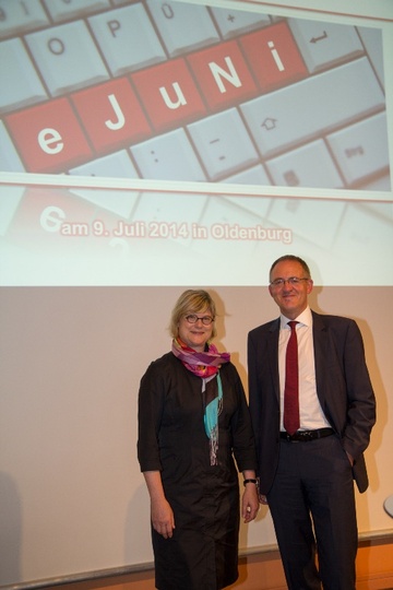 Ministerin Niewisch-Lennartz neben Staatssekretär Scheibel