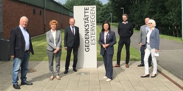 Justizministerin besucht während ihrer Sommerreise die Gedenkstätte Esterwegen