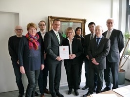 v.l.: Frank Bredthauer, Christine Meyer, Dr. Menno Preuschaft, Dr. Arne Wieben, Justizministerin Antje Niewisch-Lennartz, Dr. Melanie Redlich, Kai Lukitsch und Colin Arnold, AGiR-Leiter Erich Marks