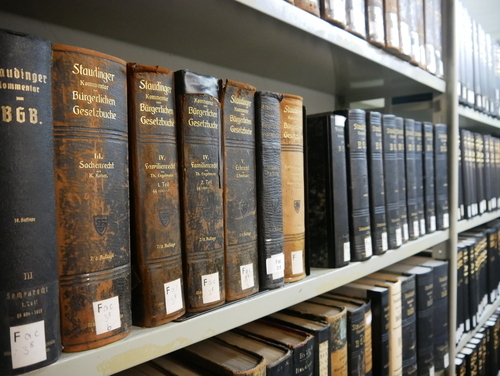 alte Gesetzbücher im Regal der Bibliothek