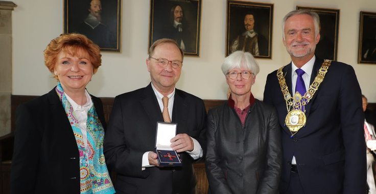 Justizministerin Havliza händigt den Verdienstorden der BRD an Prof. Dr. Dr. h.c. mult. Christian von Bar in Osnabrück aus