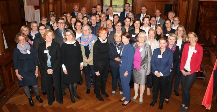 Justizministerin Barbara Havliza mit den Teilnehmerinnen und Teilnehmern bei der Auftaktveranstaltung des Mentoring-Programms 2018/2019 im Gästehaus der Landesregierung am 22. Oktober 2018