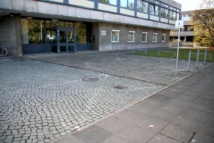 Parkplatz direkt vor dem Gebäude