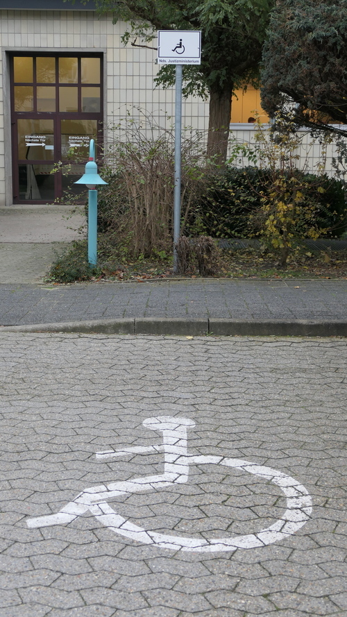 Parkplatz, der als behindertengerecht gekennzeichnet ist