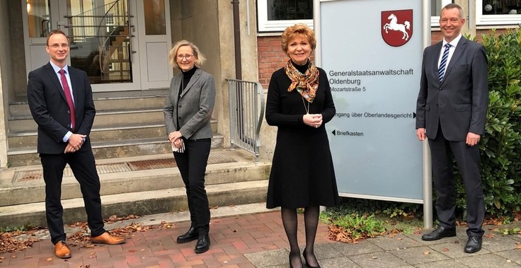 Florian Eiser, Kathrin Krüger, Barbara Havliza und Andreas Heuer stehen vor dem Eingang der Generalstaatsanwaltschaft Oldenburg