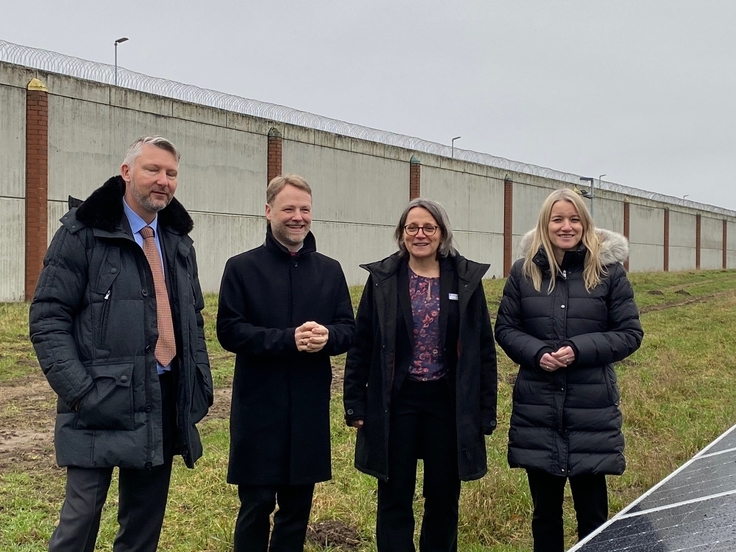 v.l.: Henry Goltz (Stadtwerke UE) , Gerald Heere (Nds. Finanzminister), Dr. Susanne Jacob (Stv. Anstaltsleiterin), Dr. Kathrin Wahlmann (Nds. Justizministerin)