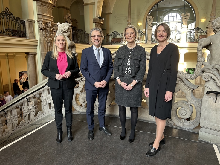 von rechts nach links: Stefanie Otte (Präsidentin OLG Celle), Dr. Christiane Hölscher (Präsidentin Amtsgericht Hannover), Dr. Götz Wettich (Präsident Landgericht Lüneburg), Dr. Kathrin Wahlmann (Niedersächsische Justizministerin)