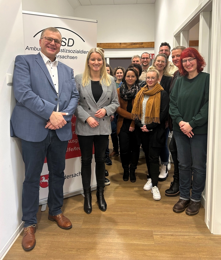 Das Bild zeigt von links: Herrn Thomas Casper Bezirksleiter im Bezirk Osnabrück des AJSD, die Niedersächsische Justizministerin Frau Dr. Kathrin Wahlmann sowie Mitarbeiterinnen und Mitarbeiter des AJSD im Bezirk Osnabrück.