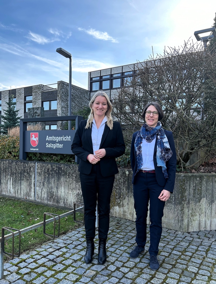 Das Bild zeigt von links: Niedersächsische Justizministerin Dr. Kathrin Wahlmann, Direktorin des Amtsgerichts Salzgitter Renate Löffler