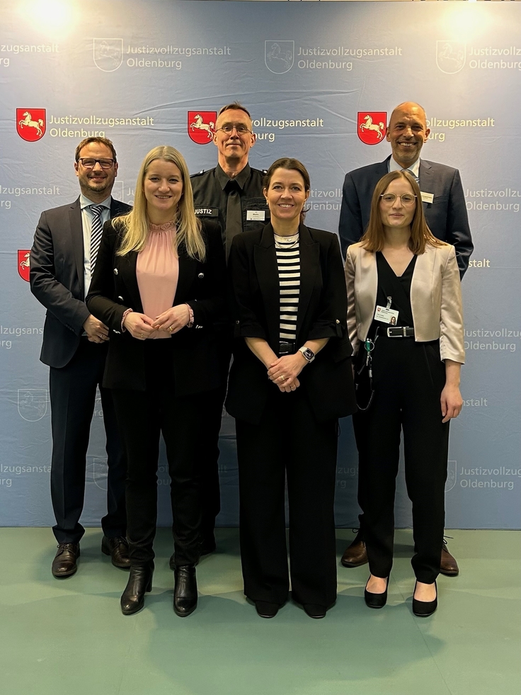 Foto: v. l. Herr Zeller, Leiter JVA Meppen, Frau Justizministerin Dr. Wahlmann, Herr Maake, Personalratsvorsitzender JVA Oldenburg, Frau Abraham, Leiterin JVA Oldenburg, Frau Kreller, stv. Leiterin JVA Oldenburg, Marco Koutsogiannakis, Leiter JVA Hannove