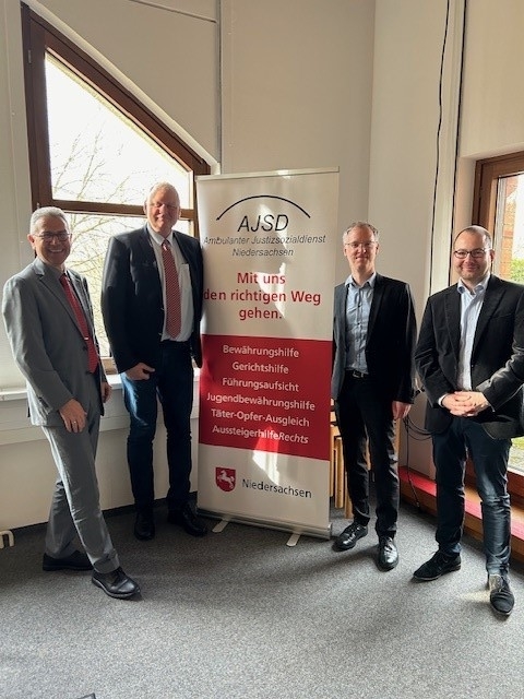 Das Foto zeigt den Staatssekretär Dr. Smollich, Herr Schmidt-Hohensee (Leiter des Finanzamts Uelzen-Lüchow), Herr Sprenger (Leiter des AJSD Niedersachsen) und Herr Stiller (Leiter des AJSD-Regionalbüros Lüneburg)