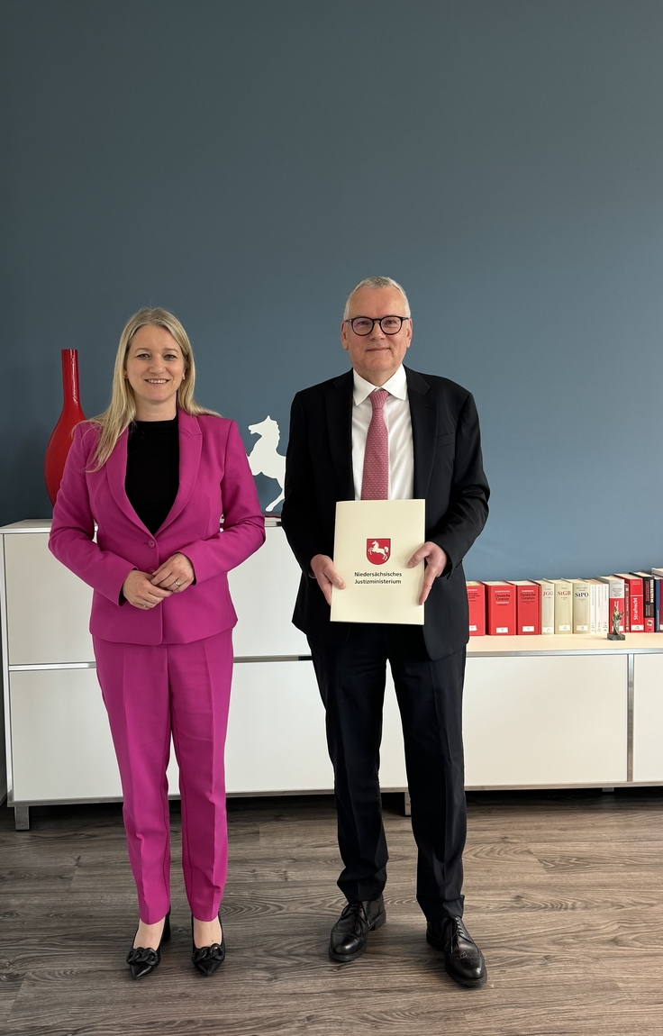 Auf dem Bild sind zusehen: Justizministerin Frau Dr. Kathrin Wahlmann und der neue Präsident des Oberverwaltungsgerichts Dr. Frank-Thomas Hett