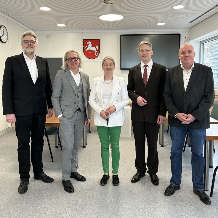 Auf dem Bild sind zusehen Herr Brassel (Leiter Staatliches Baumanagement Weser-Leine), Herr Dr. Derks (Vizepräsident OLG Celle), Justizministerin Dr. Kathrin Wahlmann, Herr Dr. Gebhardt (Direktor AG Hameln), Herr Guise-Rübe (Präsident LG Hannover)