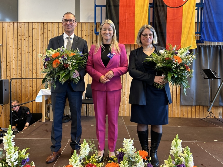 Auf dem Bild sind zu sehen Herr Klaus-Dietrich Janke (ehemaliger Leiter JVA Rosdorf), Justizministerin Dr. Kathrin Wahlmann, Dr. Susanne Jacob (Leiterin JVA Rosdorf)