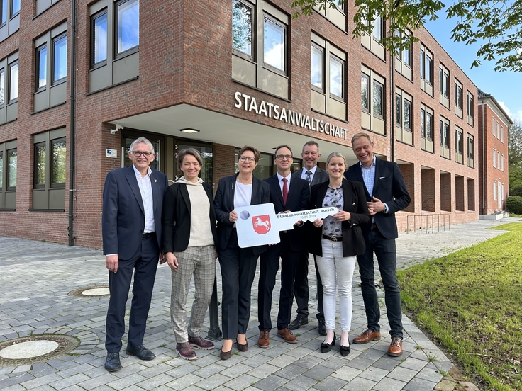 v. l. Olaf Meinert, Saskia Buschmann, Christina von Pozniak-Bierschenk, Florian Eiser , Andreas Heuer, Justizministerin Dr. Kathrin Wahlmann, Wiard Siebels