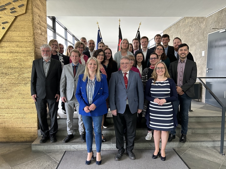 Vertreter und Vertreterinnen aus den Landesjustizverwaltungen der 16 Bundesländer, dem Bundesministerium der Justiz und dem Bundesamt für Justiz mit Justizministerin Dr. Kathrin Wahlmann