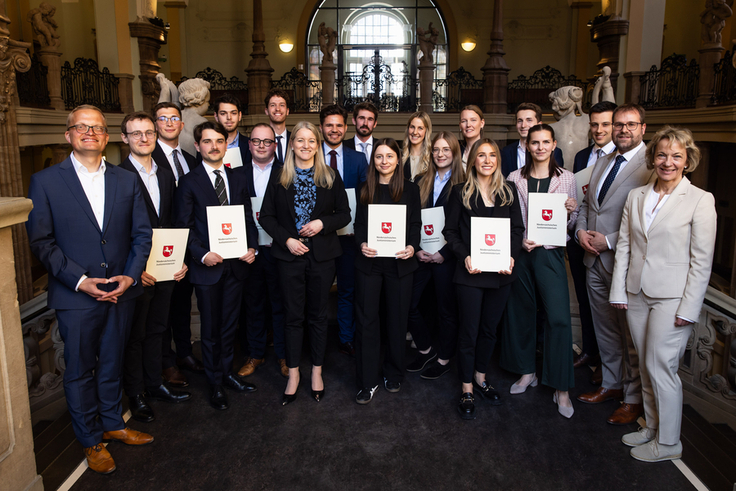 Gruppenfoto der prüfungsbesten Nachwuchsjuristinnen und Nachwuchsjuristinnen mit Frau Justizministerin Dr. Wahlmann