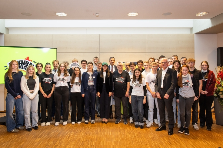 Schülerinnen und Schüler mit Ministerpräsident Lies und Antisemitismusbeauftrager Prof. Dr. Wegner beim Kampagnenstart "Shalom, Digga"