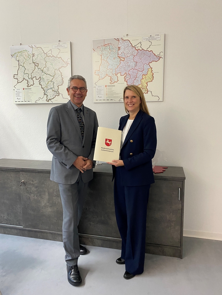 Herr Staatssekretär Dr. Thomas Smollich überreicht Frau Katrin Rieke die Urkunde zur Präsidentin des Oberlandesgerichts Braunschweig