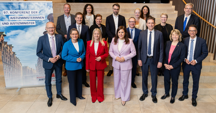 Auf dem Bild sind die Justizministerinnen und Justizminister auf der Frühjahrs-JuMiKo 2026 zusehen