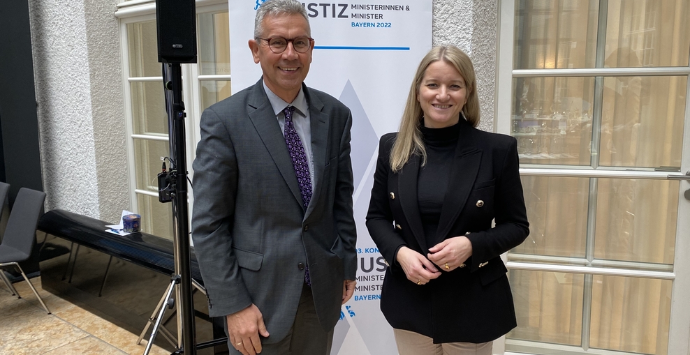 Ministerin Dr. Wahlmann und Staatssekretär Dr. Smollich bei der Herbst Konferenz der Justizminister 2022