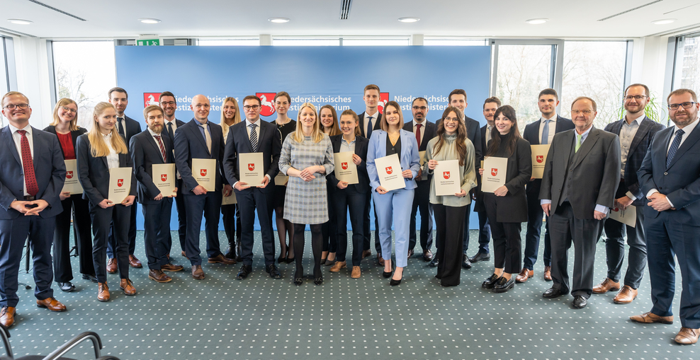 Gruppenfoto der besten Absolventen des I. und II. Staatsexamen zusammen mit Ministerin Dr. Kathrin Wahlmann