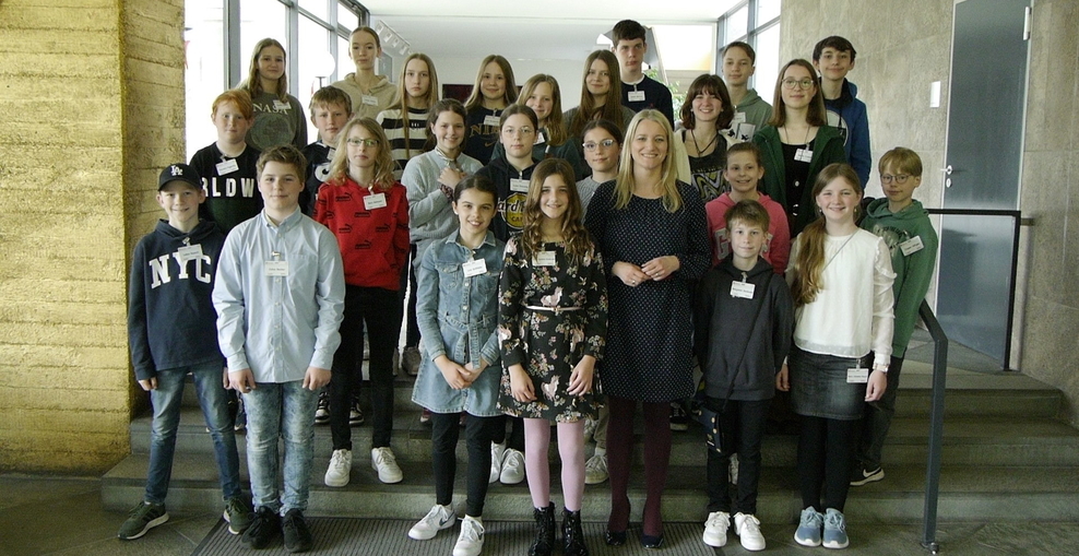 Gruppenfoto des Zukunftstags, Kinder mit der Ministerin