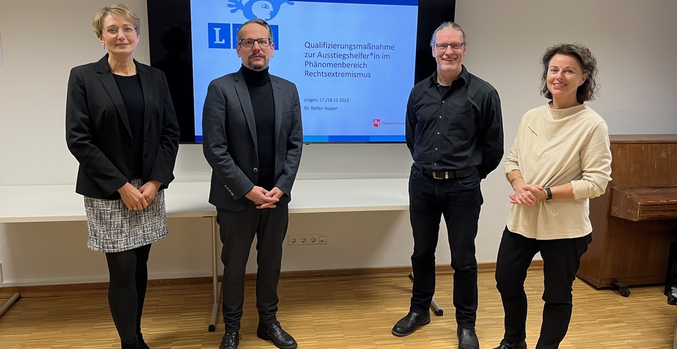 Das Bild zeigt von links nach rechts: Frau Tanja Mundt (Fachaufsicht Soziale Dienste des Ambulanten Justizsozialdienstes), Herr Dr. Christian Pfeil (Koordinator des zivilgesellschaftlichen Aussteigerprogramms „Distance – Ausstieg Rechts“), Herr Dr.