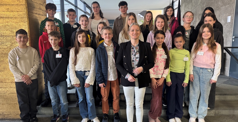 Gruppenfoto der Kinder mit Frau Ministerin Dr. Wahlmann beim Zukunftstag 2025