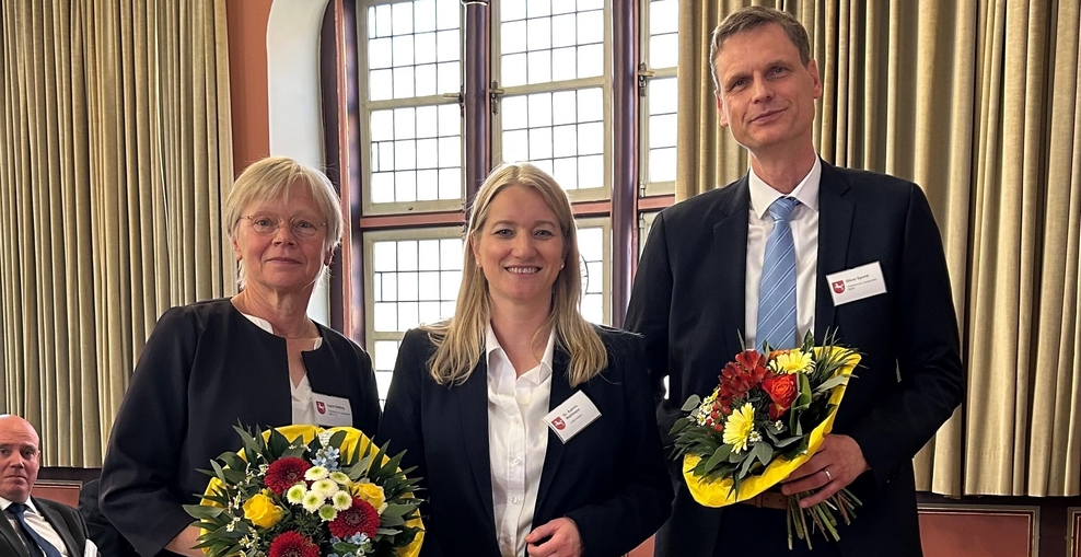 v. l. ehemalige Präsidentin des Landgerichts Ingrid Stelling, Justizministerin Dr. Kathrin Wahlmann und Präsident des Landgerichts Oliver Sporré