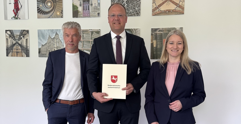v. l. Dr. Michael Henjes, Dr. Daniel Stolz und Justizministerin Dr. Kathrin Wahlmann